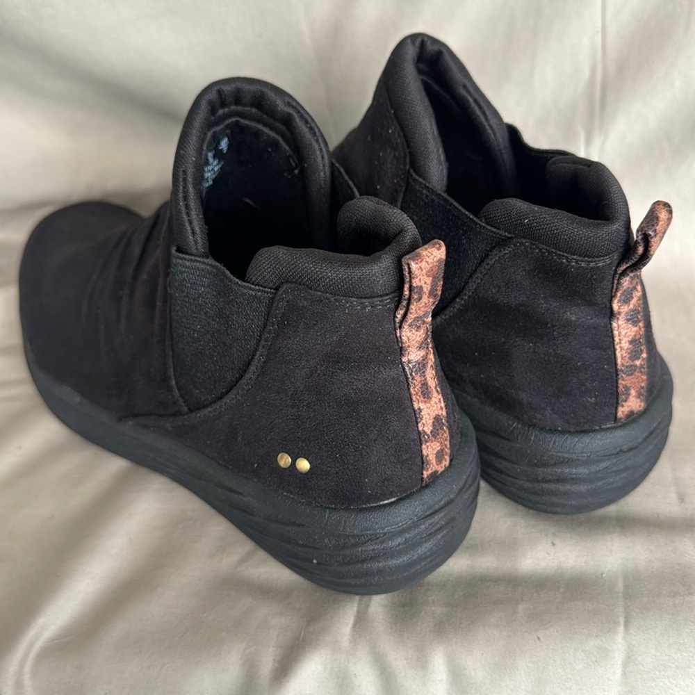 Brand new rykä Niah Ankle Wedge Ankle Booties Chelsea boots black suede size 8M